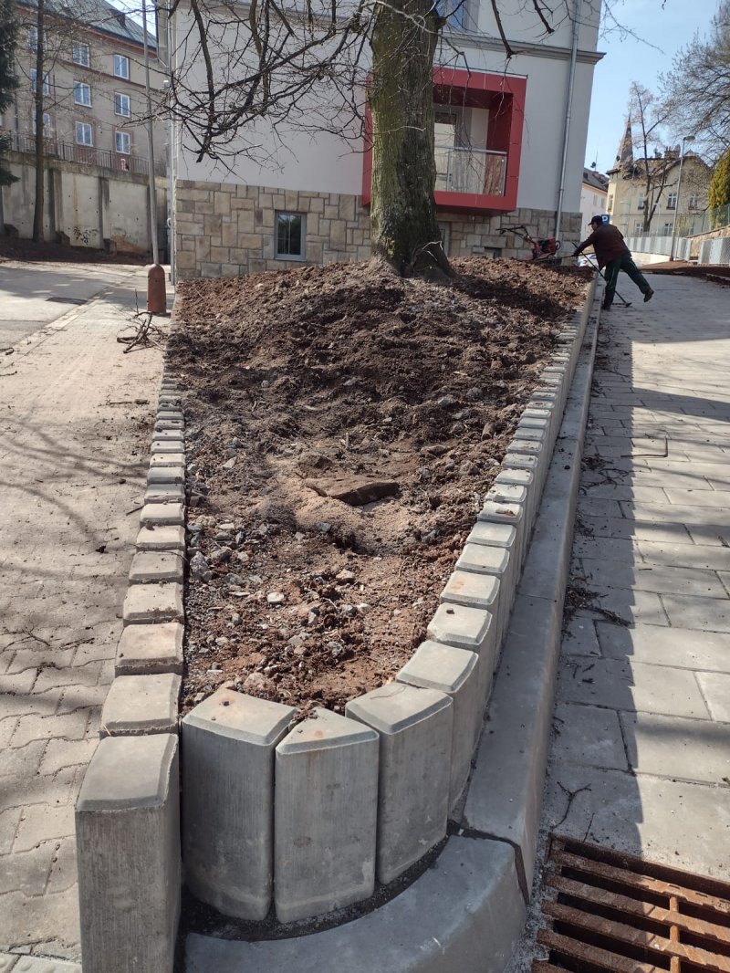 Založení trávníku na akci  "Poradenské centrum KHK při PPP Trutnov".